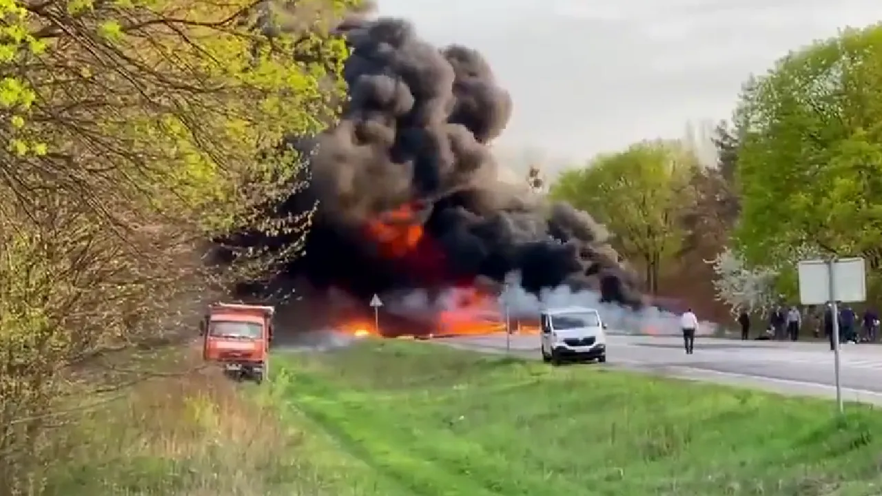 Tragedie pe şoselele din Ucraina. 26 de persoane dintr-un autobuz ce se îndrepta spre Polonia au murit / Un TIR cu carburanţi a explodat