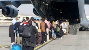 Mama unui copil rănit într-un atac pe aeroportul din Kabul: „Sunt disperată. Vreau să-mi revăd copilul”. Ce le cere oficialilor britanici
