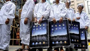 Scandalul Foxconn: Grupul care asamblează produse Apple, Sony şi Nokia recunoaşte că a angajat în China tineri în vârstă de 14 ani