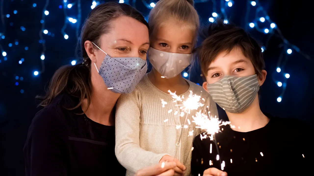 Singur acasă, de Revelion. Mulţi români au spus „La mulţi ani, 2021!” în pijamale, din faţa televizorului