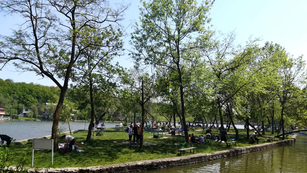 Sute de ieşeni au încins grătarele pe malul lacului Ciric sau în sau în pădurea de la Bucium. Turiştii, invitaţi  minigolf şi paintball, de 1 Mai | GALERIE FOTO