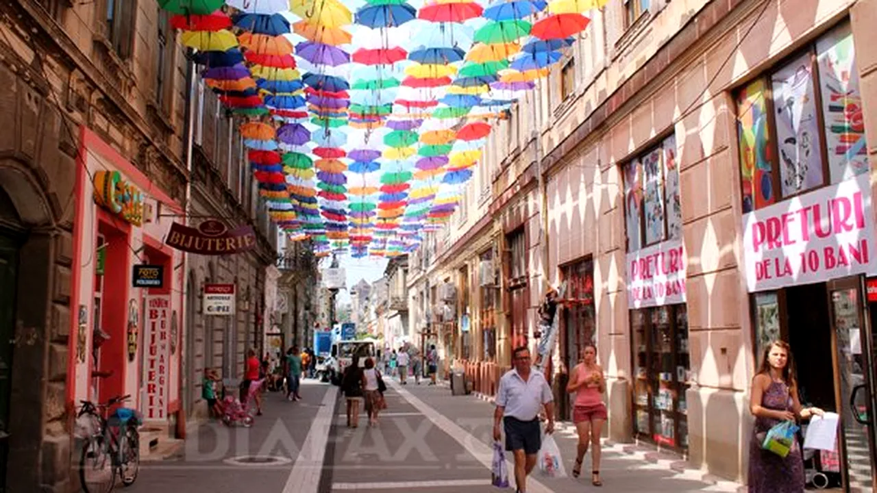 O stradă pietonală din Arad este acoperită cu 400 de umbrele viu colorate, la Zilele oraşului - FOTO