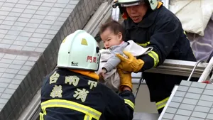 Fetiţă de şase luni, salvată din ruinele unei clădiri, în Taiwan; bilanţul seismului - 26 de morţi