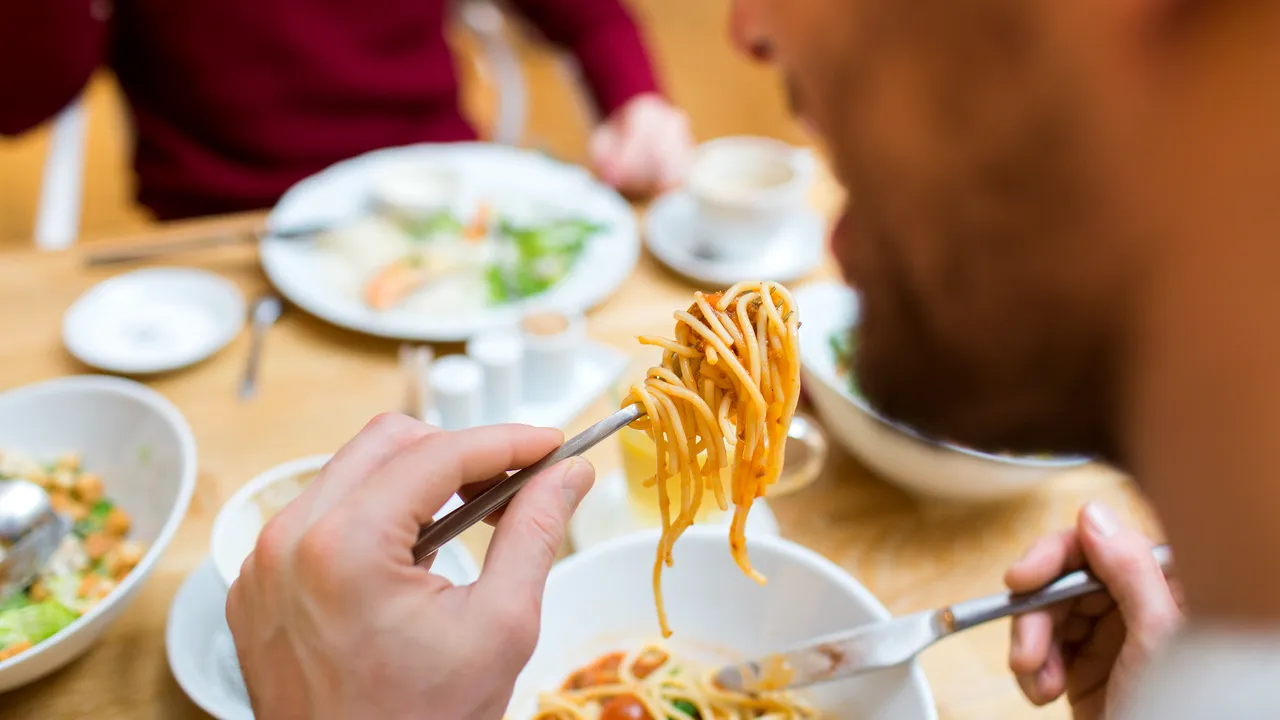 Un bărbat a consumat mâncare expirată timp de un an. Ce reprezintă, de fapt, datele de expirare înscrise pe produsele alimentare