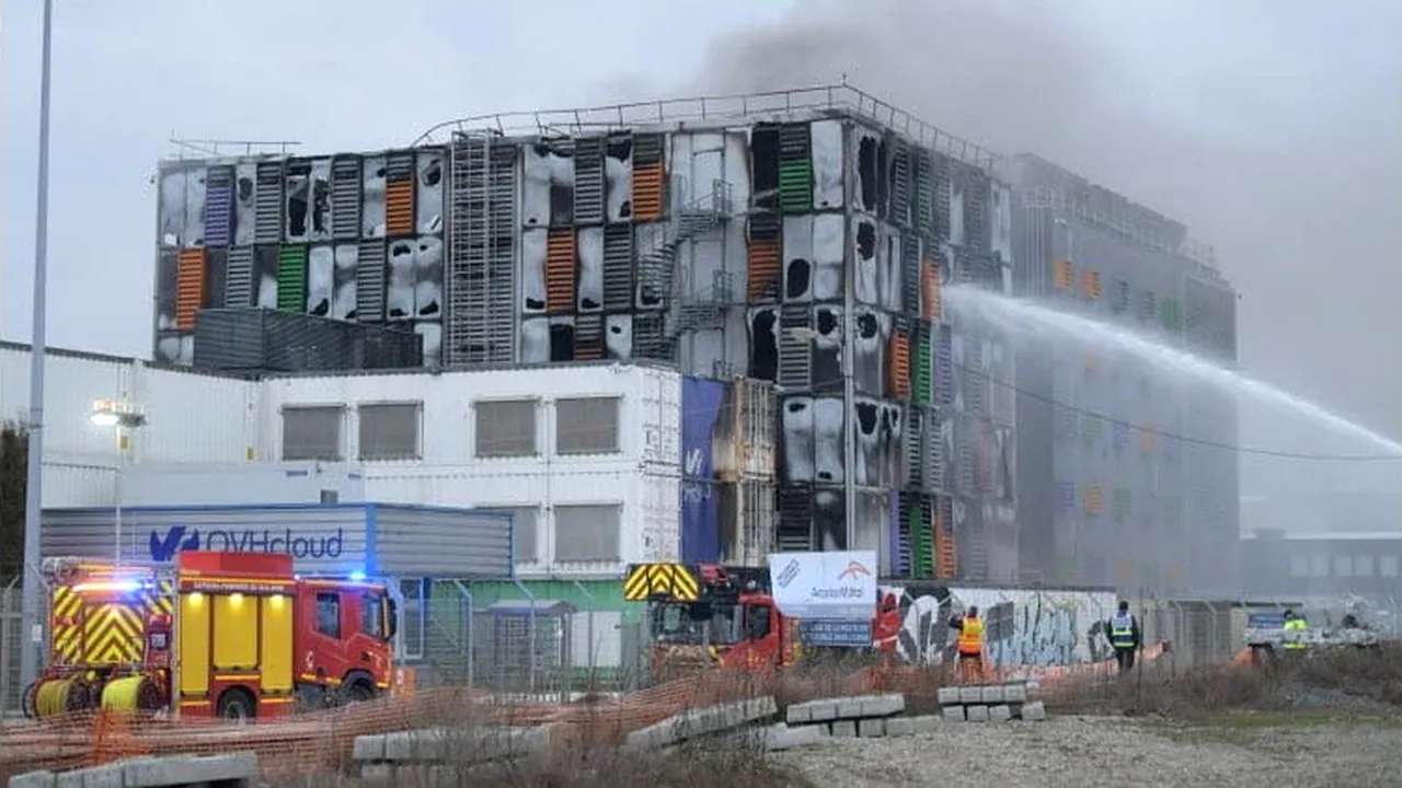 Incendiu masiv în Franţa, la Strasbourg. Zeci de mii de servere au ars, lăsând pe întuneric milioane de site-uri, inclusiv din România