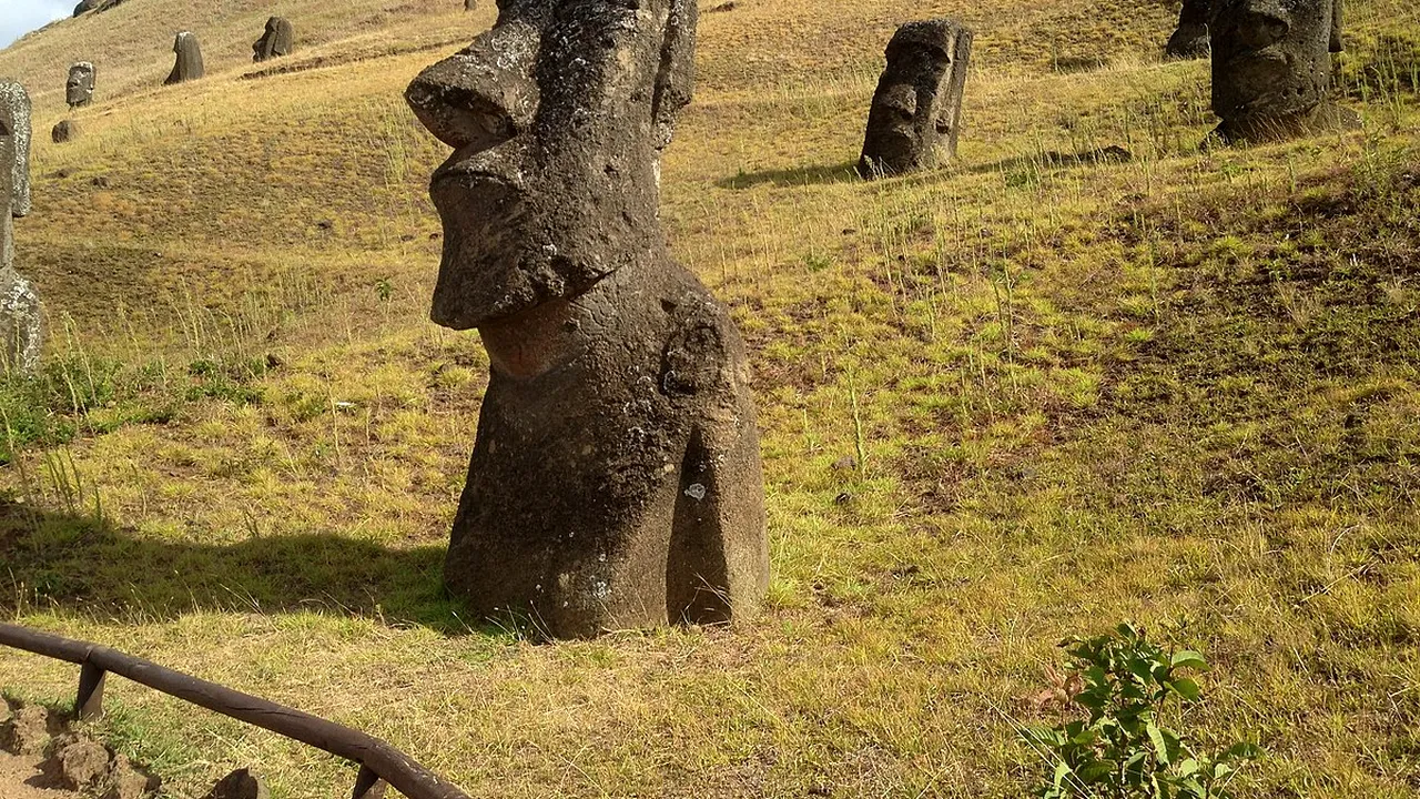 O statuie dispărută a fost găsită într-un lac de pe Insula Paştelui 