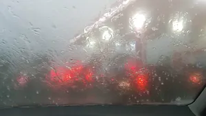 Prognoza meteo. Vremea se răceşte brusc şi plouă în toată ţara. De marţi revine soarele