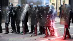 Polițiștii francezi anunță că dau statul în judecată după revoltele violente. Peste 900 de polițiști și jandarmi răniți și acuzații grave privind ordinele primite