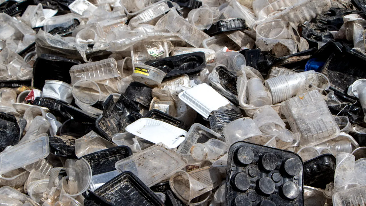 O mare companie din europa, prezentă și în România, pariază pe plasticul chinez. Detaliile din spatele strategiei