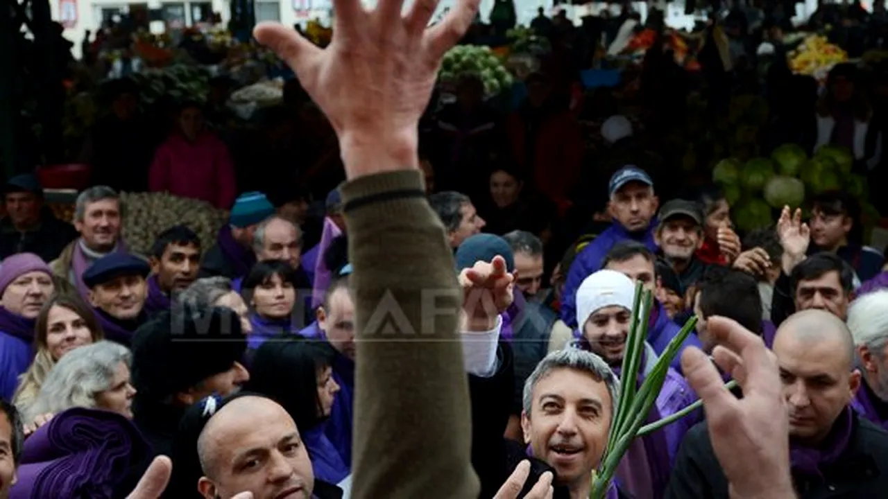 Conflict între zeci de susţinători ai lui Victor Ponta şi Dan Diaconescu, la Târgu Jiu. Un tânăr a ajuns la spital