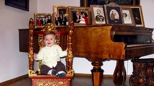 Prinţul Carol Ferdinand a primit un jilţ regal şi o gentuţă Louis Vuitton, la aniversarea unui an