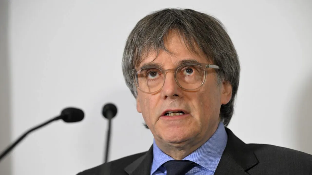Liderul separatist catalan Carles Puigdemont, soțul româncei Marcela Topor, va avea o pensie viageră de peste 70.000 de euro după întoarcerea în Spania