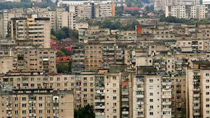 Cine scuipă pe stradă, pune rufele la uscat la vedere, scutură covoare sau aruncă hârtii pe stradă RISCĂ să fie amendat. Oraşul din România unde manierele vor fi monitorizate strict