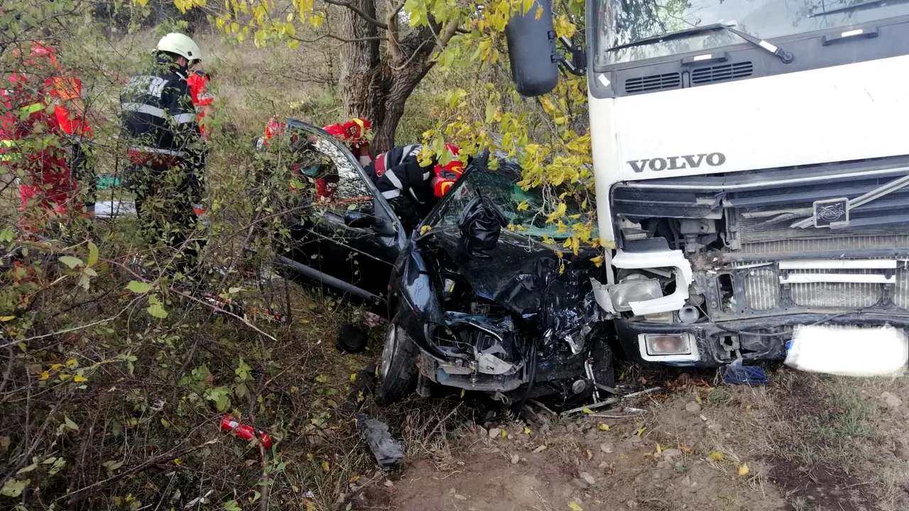 FOTO | Accident în Caraş-Severin: Trei persoane au fost rănite, după ce o maşină şi un camion s-au ciocnit