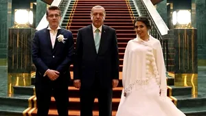 Recep Erdogan a întâmpinat doi miri la Palatul prezidenţial, oferindu-i miresei o brăţară - GALERIE FOTO, VIDEO 