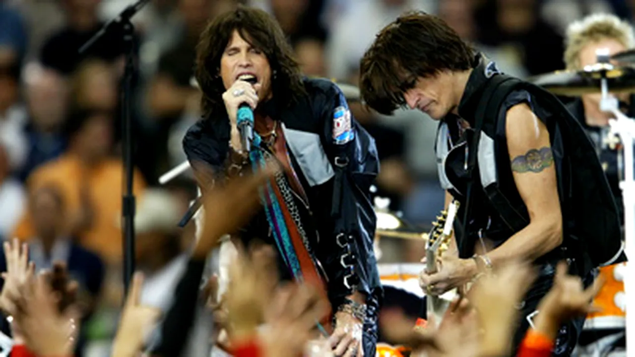 Steven Tyler a căzut de pe scenă în timpul unui concert