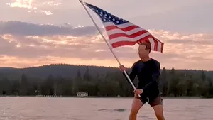 VIDEO Modul în care Mark Zuckerberg a sărbătorit data de 4 iulie. CEO-ul Facebook este deţinătorul unei plăci de surf electrice