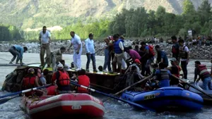 Cel puţin 33 de morţi după ce un autobuz a căzut într-un râu în India 