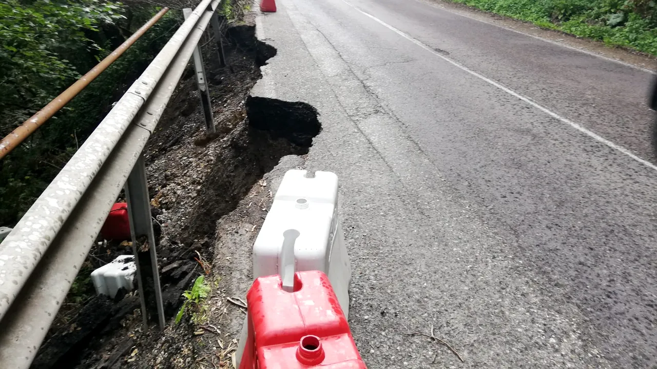 O bucată de drum de pe DN1A, între Cheia şi Braşov, s-a surpat/ Restricţii de circulaţie în zona afectată - FOTO