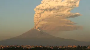 Popocatepetl a proiectat în atmosferă o coloană de gaze şi fum de 4,5 kilometri înălţime