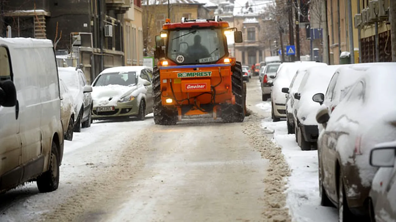 Municipalitatea va ridica maşinile parcate neregulamentar, care împiedică utilajele de deszăpezire
