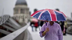 Imigranţii din Marea Britanie sunt mai pregătiţi şi muncesc mai mult decât britanicii - studii