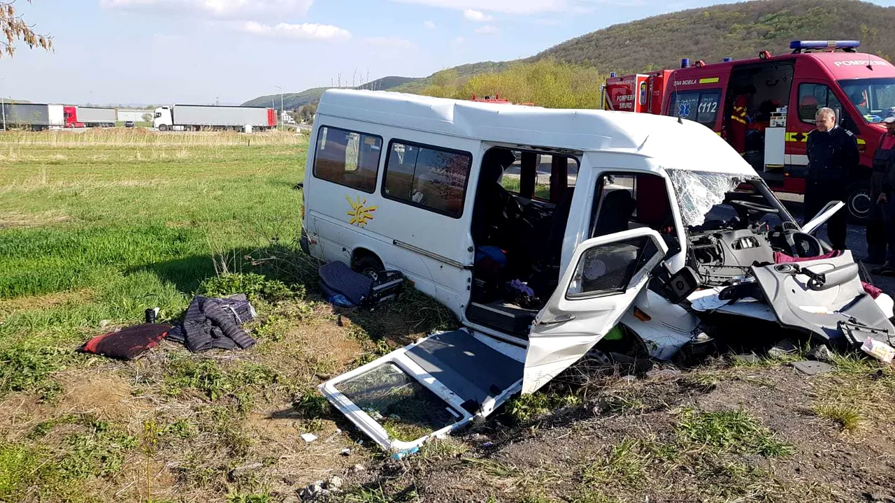 Accident GRAV pe DN1. Un microbuz cu 10 persoane la bord, implicat/ UPDATE: Cinci răniţi