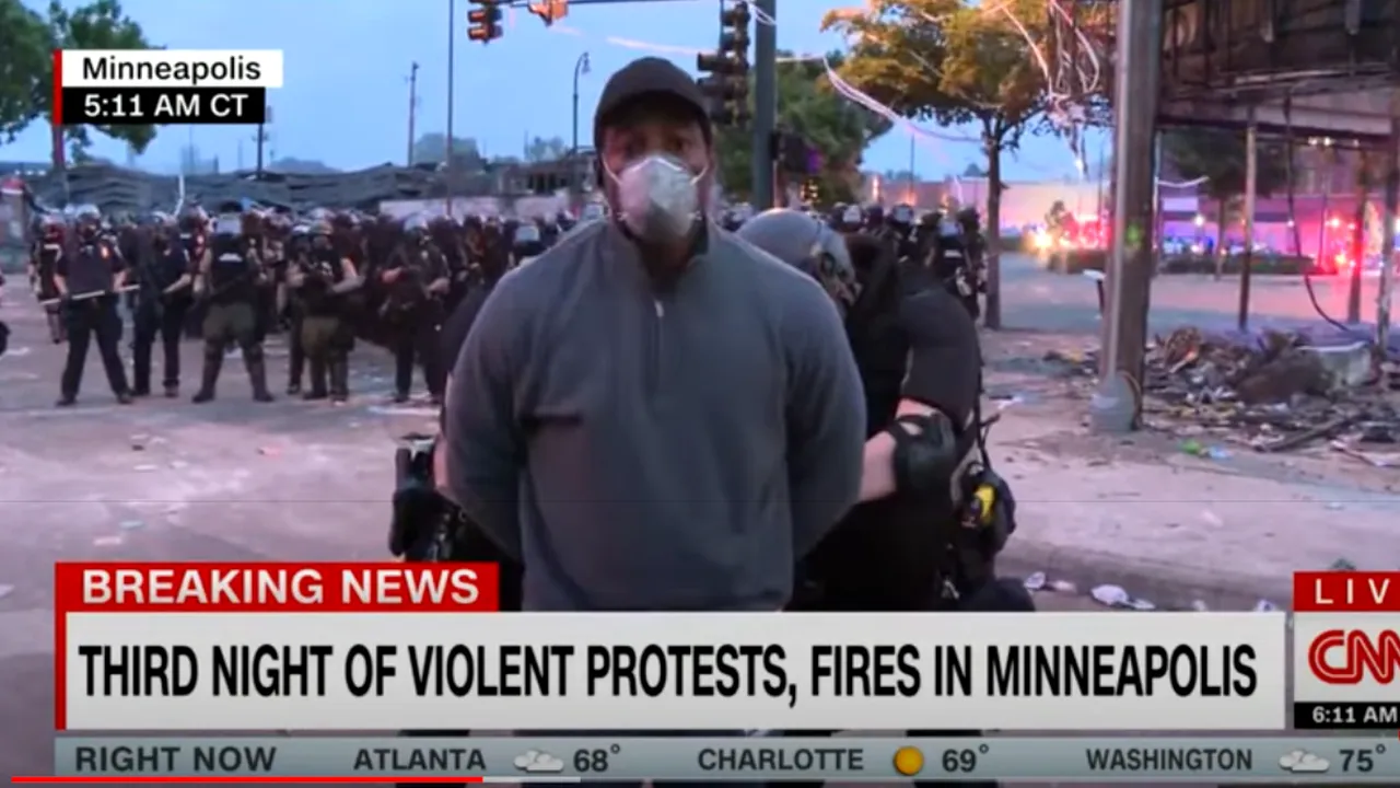 VIDEO CNN. Arestat în direct! Un jurnalist a fost încătuşat de poliţie când transmiteau LIVE de la protestele violente din Minneapolis