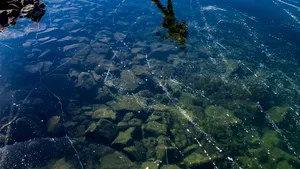 Un patinator medaliat la Jocurile Olimpice se antrenează pe un lac îngheţat. Brian Hansen este dedicat sportului pe care îl practică şi nu va pune niciodată patinele într-un depozit