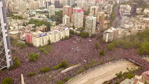  Santiago de Chile, paralizat de protestatari: Un milion de chilieni, peste cinci la sută din populaţia întregii ţări, au ieşit în stradă - VIDEO