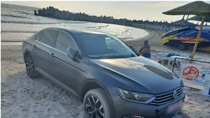 VIDEO Un bucureştean şi-a adus maşina la plajă, chiar pe malul mării. Amenda primită l-ar putea convinge să nu repete gestul