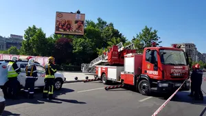 Un bărbat a protestat urcat pe un panou publicitar în zona Piaţa Unirii din Capitală