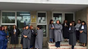 Grefierii de la Judecătoria Alba Iulia au protestat în faţa instituţiei, nemulţumiţi de salarii - FOTO