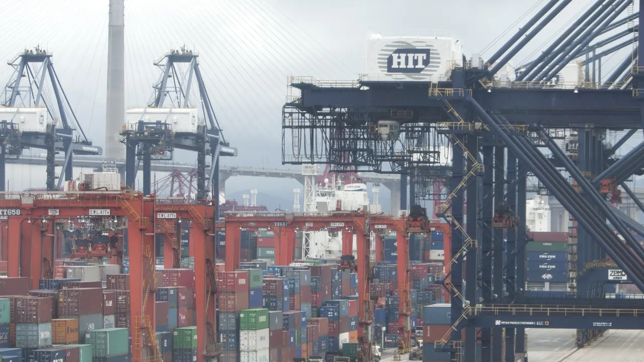 În plină pandemie „exporturile Chinei continuă să sfideze aşteptările