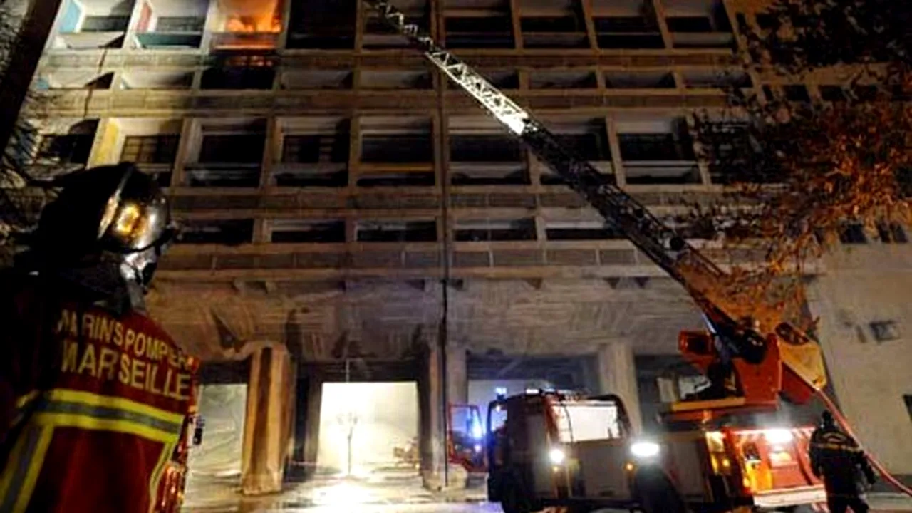 Un bebeluş, salvat dintr-un incendiu, după ce a fost aruncat cu o geantă pe fereastră