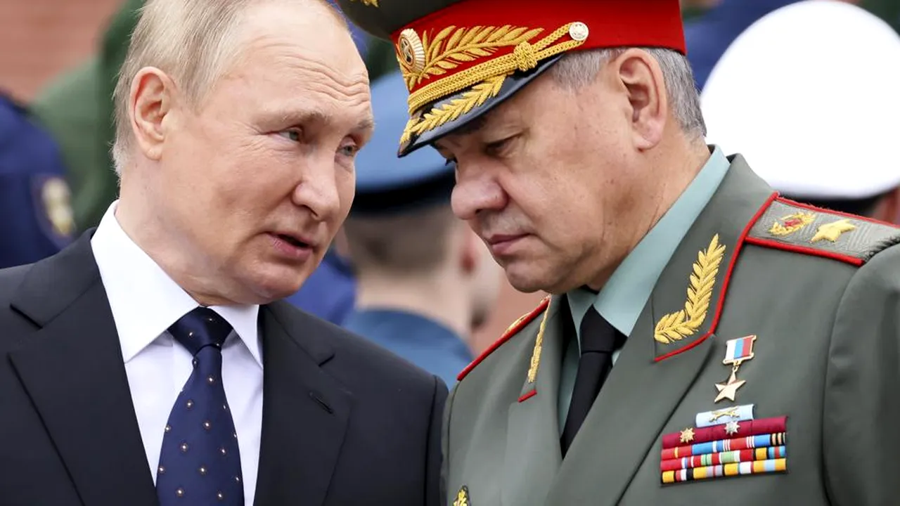 Războiul din Ucraina, ziua 131. Continuă bombardamentele masive / Banca Europeană de Investiţii vrea să strângă 100 de miliarde de euro / Victorie rusească în Luhansk / După săptămâni de lupte şi pierderi masive, ruşii deţin controlul total asupra regiunii / Putin îşi trimite soldaţii la odihnă şi premiază generali