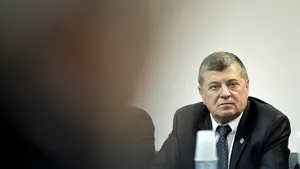 Senatorul Emanoil Savin, semnatar al moţiunii: Nu sunt prezent. Sunt 4 partide cu păreri diferite. Nu m-au convins