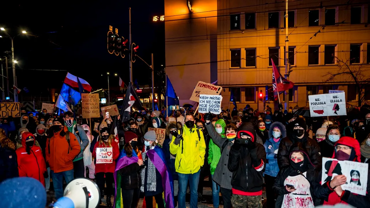 Proteste masive împotriva interzicerii avortului în Polonia