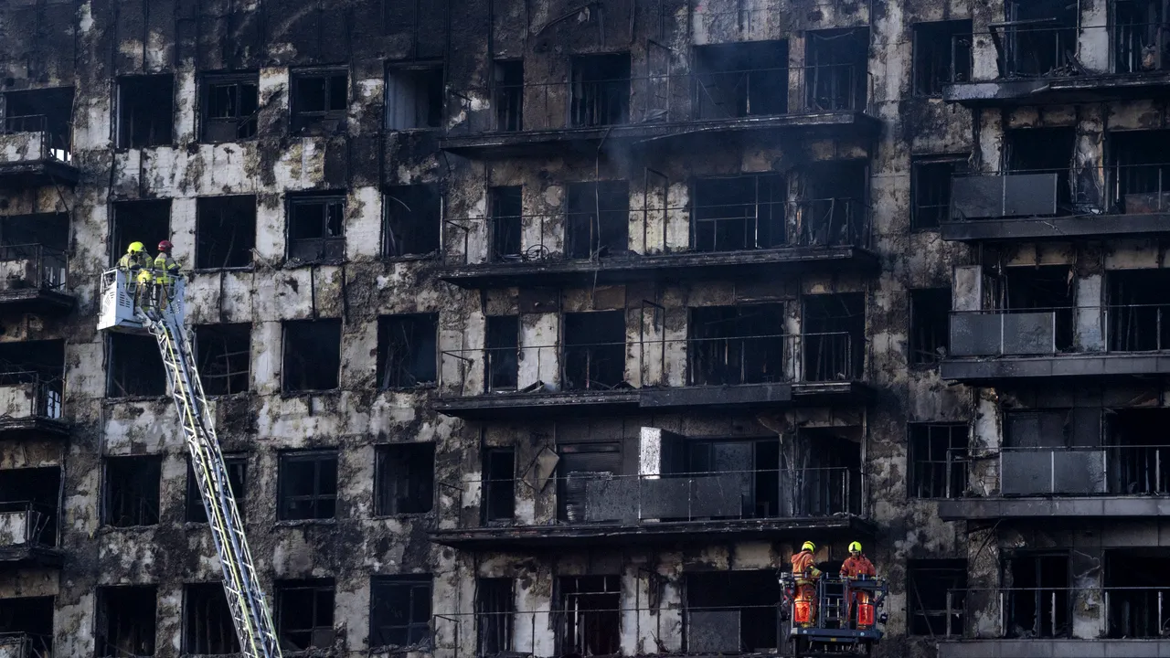 Doi români au murit în incendiul care a cuprins o clădire din Valencia 