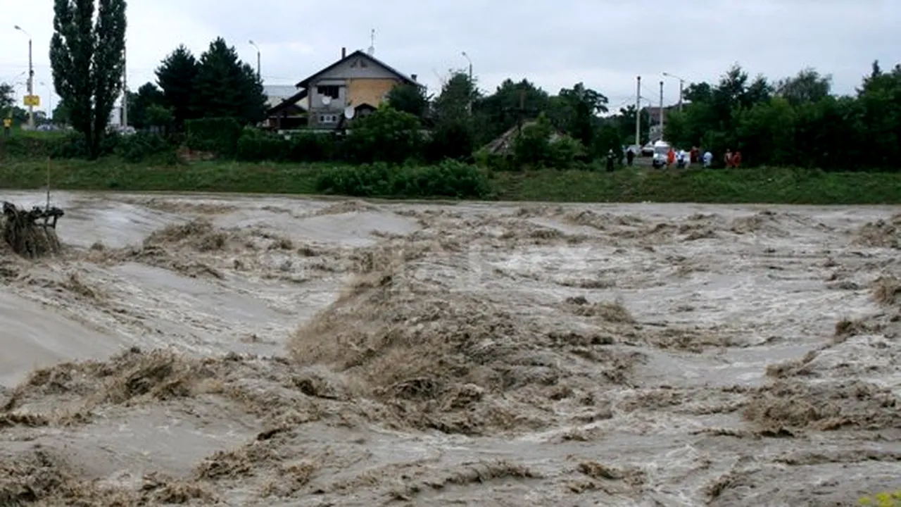 Gospodării inundate într-o localitate din Suceava, pompierii consolidează un dig