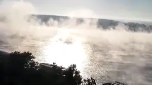 Fierbe Dunărea la Galaţi. Nori de aburi s-au ridicat deasupra apei | FOTO