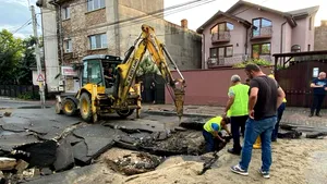 Natura dezlănţuită. O stradă din Craiova s-a prăbuşit în urma unei ploi torenţiale