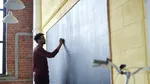Un tânăr educator din Italia vrea să renunțe la meseria pe care o iubește. Motivul este dureros
