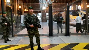 VIDEO Individ înarmat cu un cuţit, reţinut de poliţie la Gare du Nord din Paris