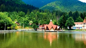 Este cel mai mic oraş din România, dar l-au transformat într-o atracţie mondială