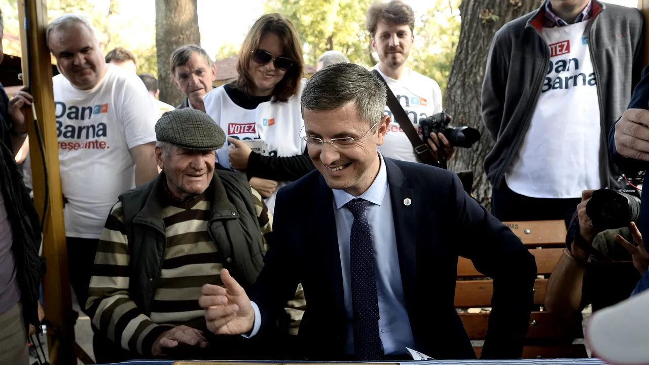 VIDEO | Dialog savuros între Dan Barna şi un bătrân: Cine nu vă votează duminică, nu mai joacă table şi şah