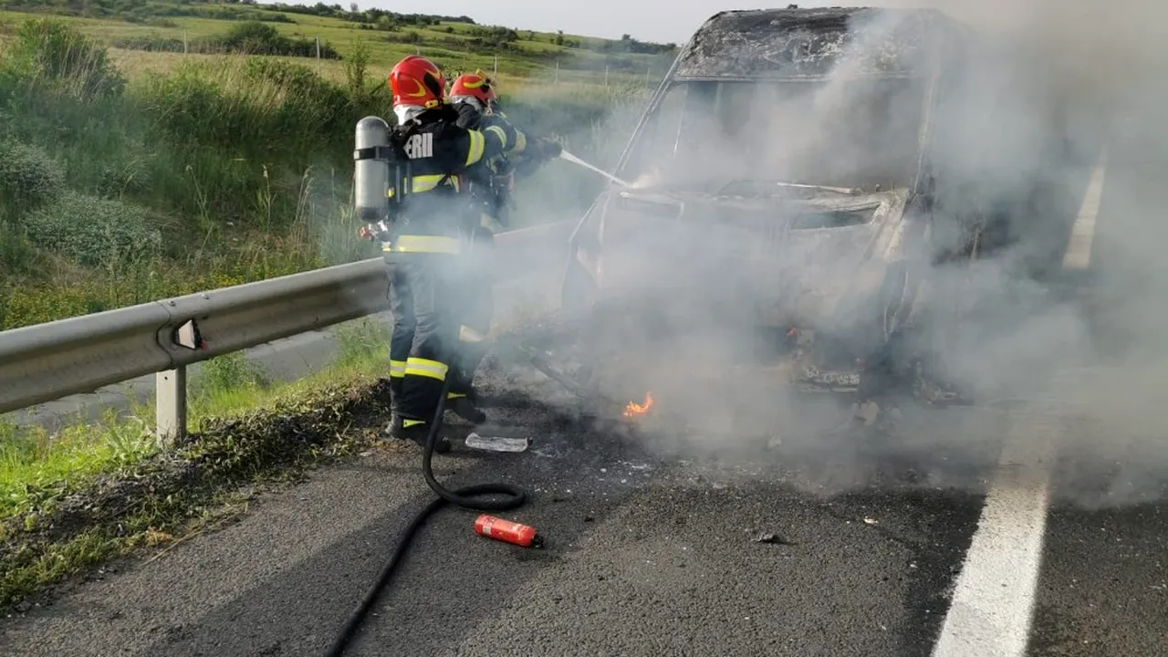 Autoutilitară în care se aflau opt persoane, între care trei copii, a luat foc în mers pe A1
