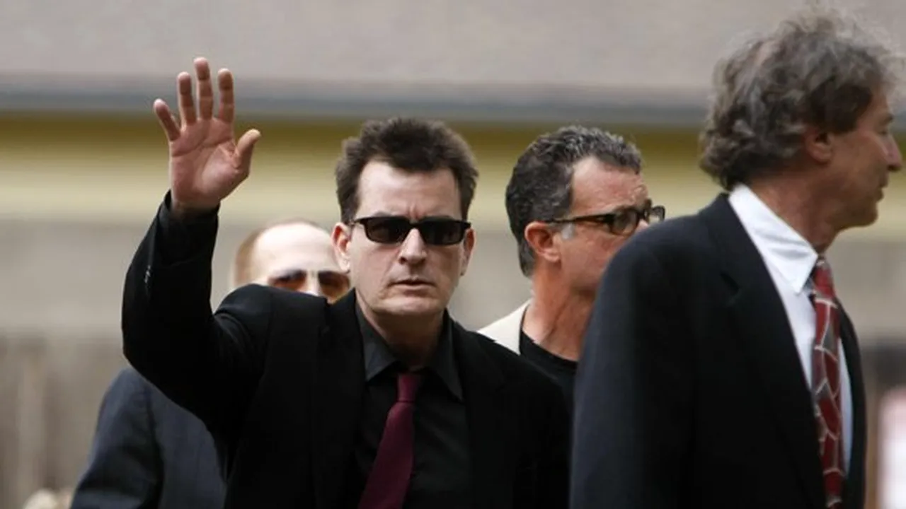 Cine joacă rolul iubitei lui Charlie Sheen în serialul 