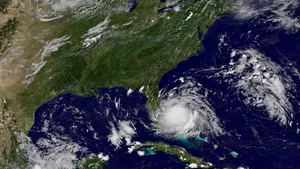 Oraşul de 20 milioane de locuitori pregătit pentru impactul cu un ciclon care nu a mai fost înregistrat de 130 de ani