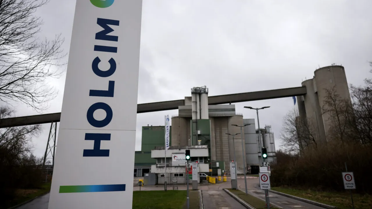 Patru localnici dintr-o insulă indoneziană înfruntă gigantul Holcim în instanță